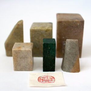 Kiinalaistyylinen iso käsinkaiverrettu leima + räätälöity sinetin kaiverrus/ Chinese style big handcarved stamp with custom seal engraving